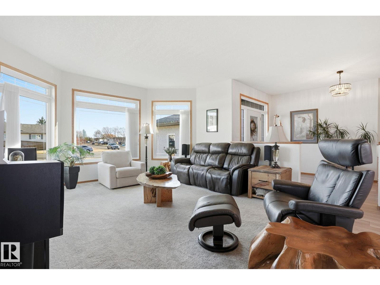 5002 58 St Property Photo 5