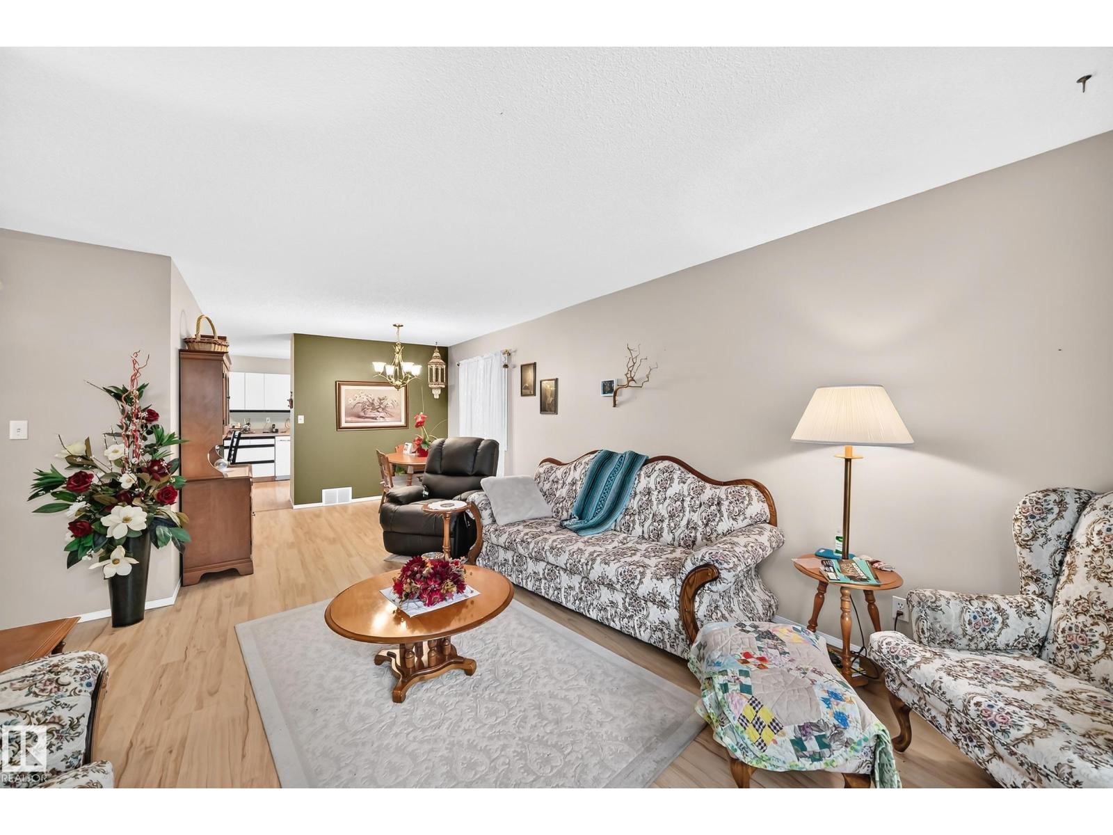 4319 27 St Nw Property Photo 3