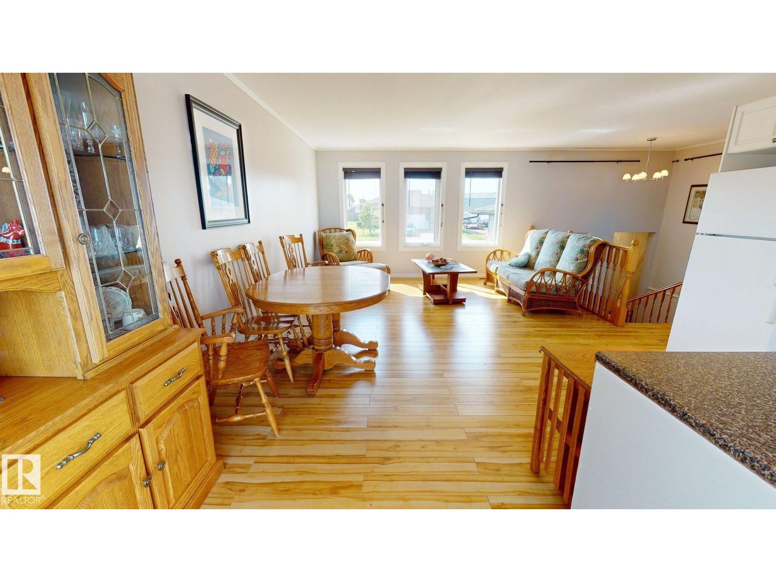 4825 55 St Property Photo 4