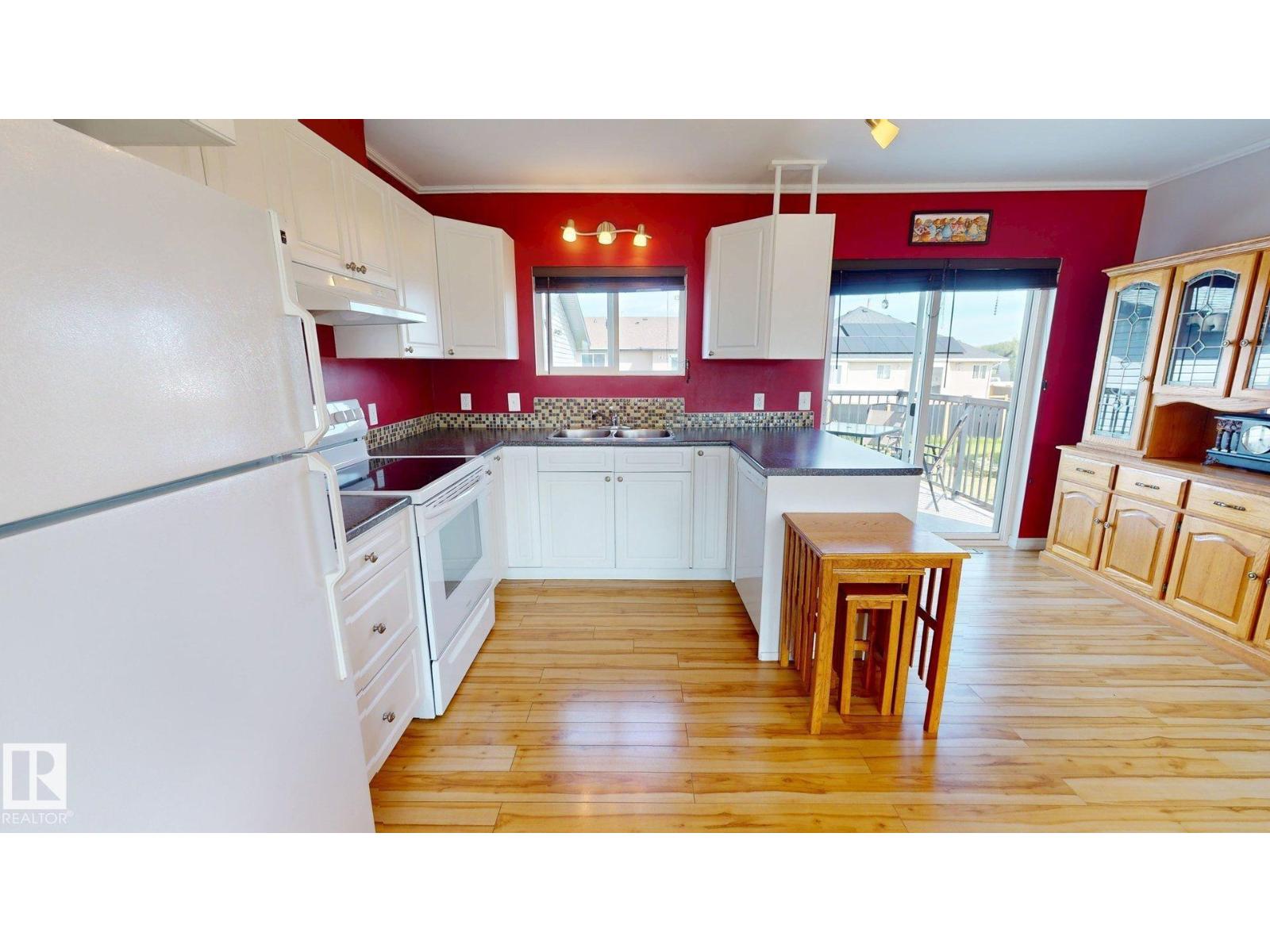 4825 55 St Property Photo 5