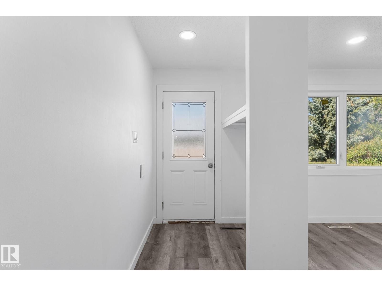 7823 136 Av Nw Property Photo 2