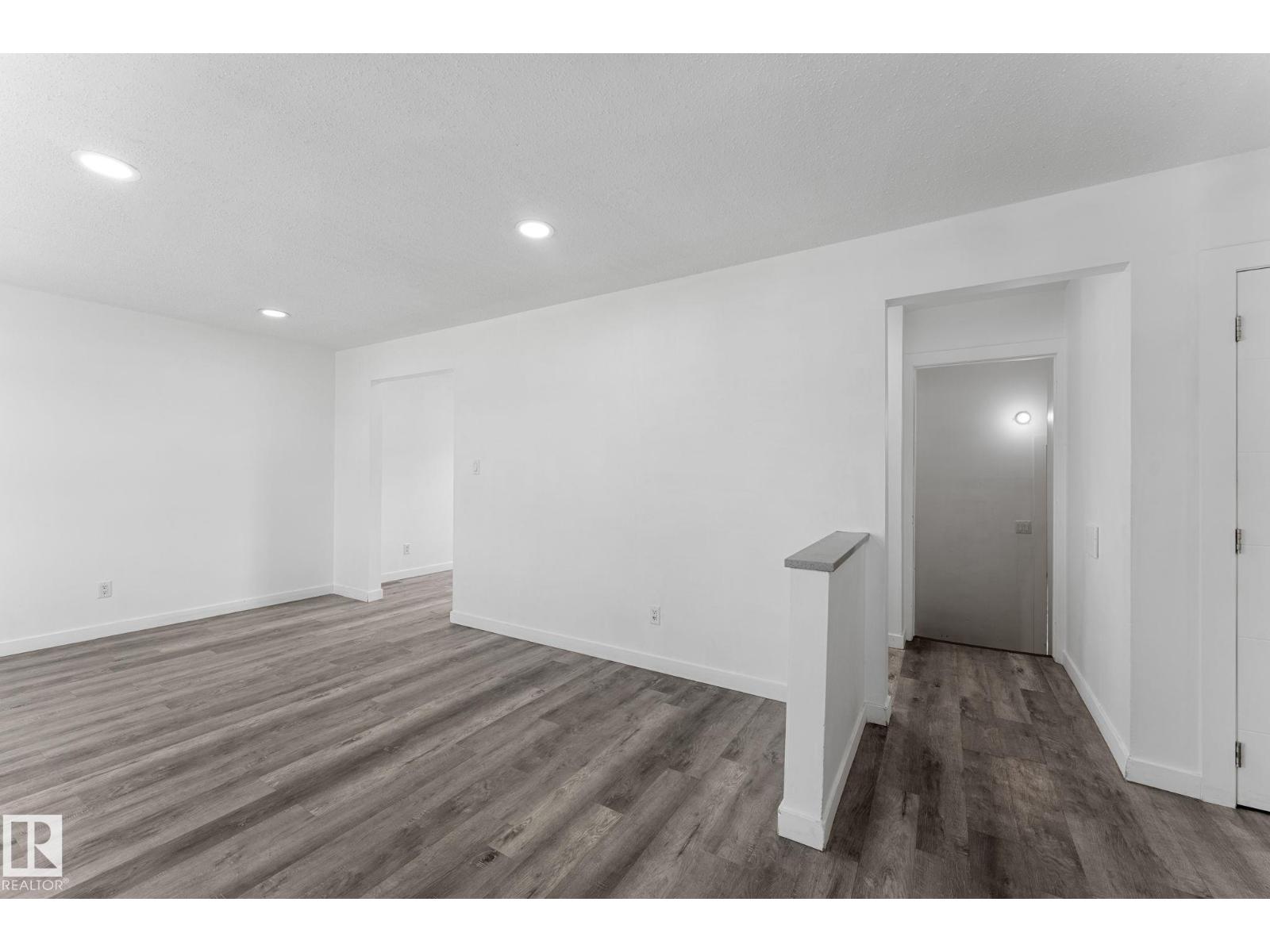 7823 136 Av Nw Property Photo 3