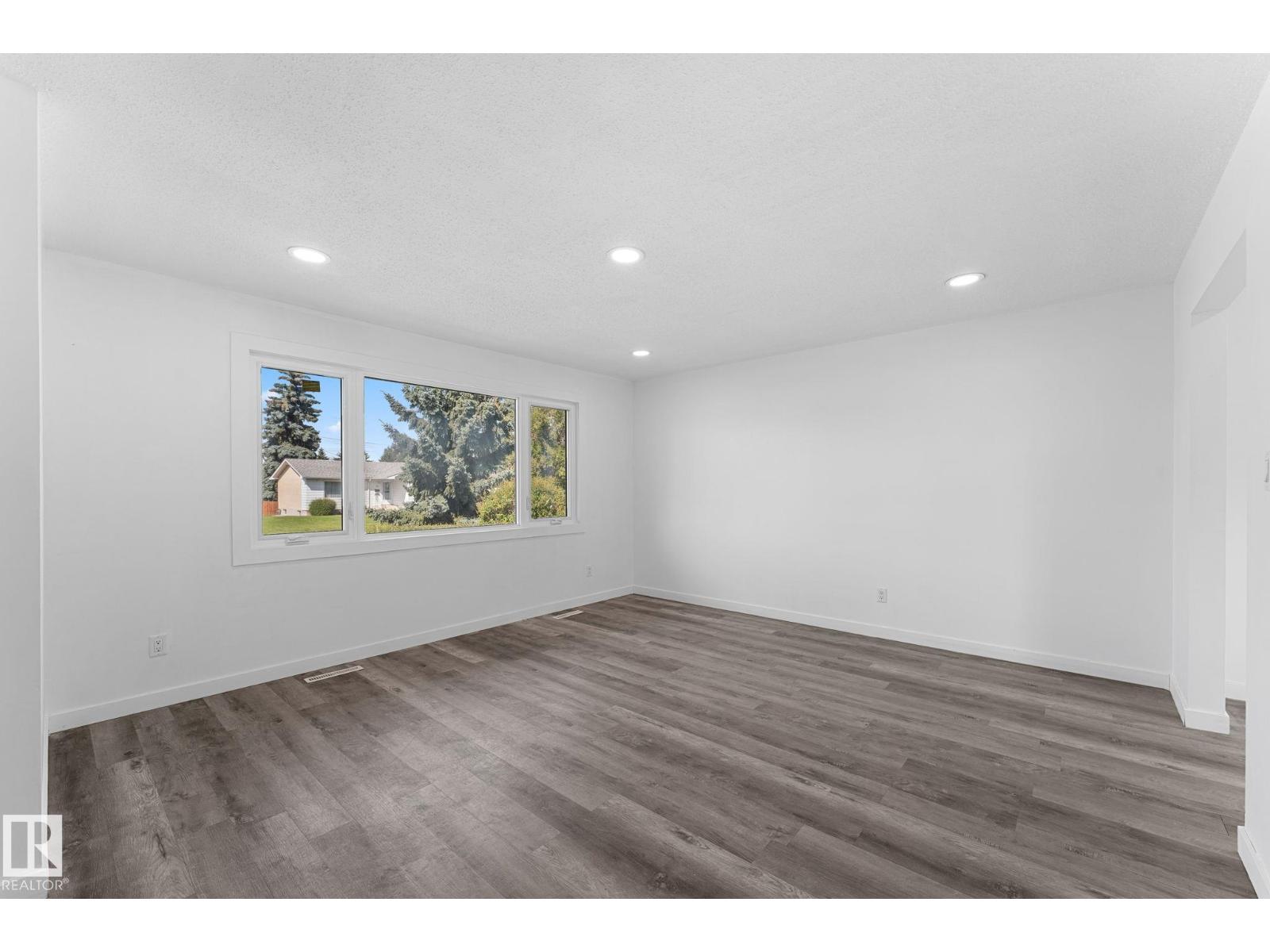 7823 136 Av Nw Property Photo 4