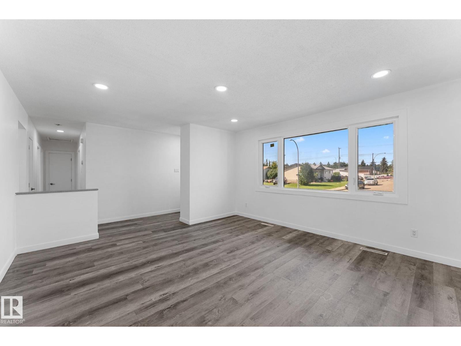 7823 136 Av Nw Property Photo 5