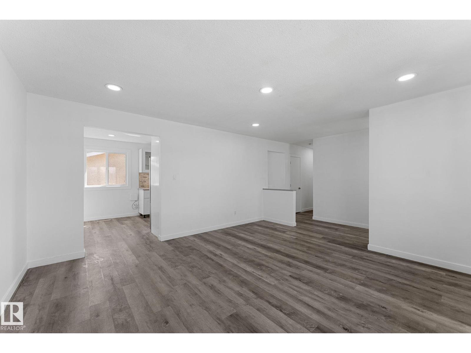 7823 136 Av Nw Property Photo 6