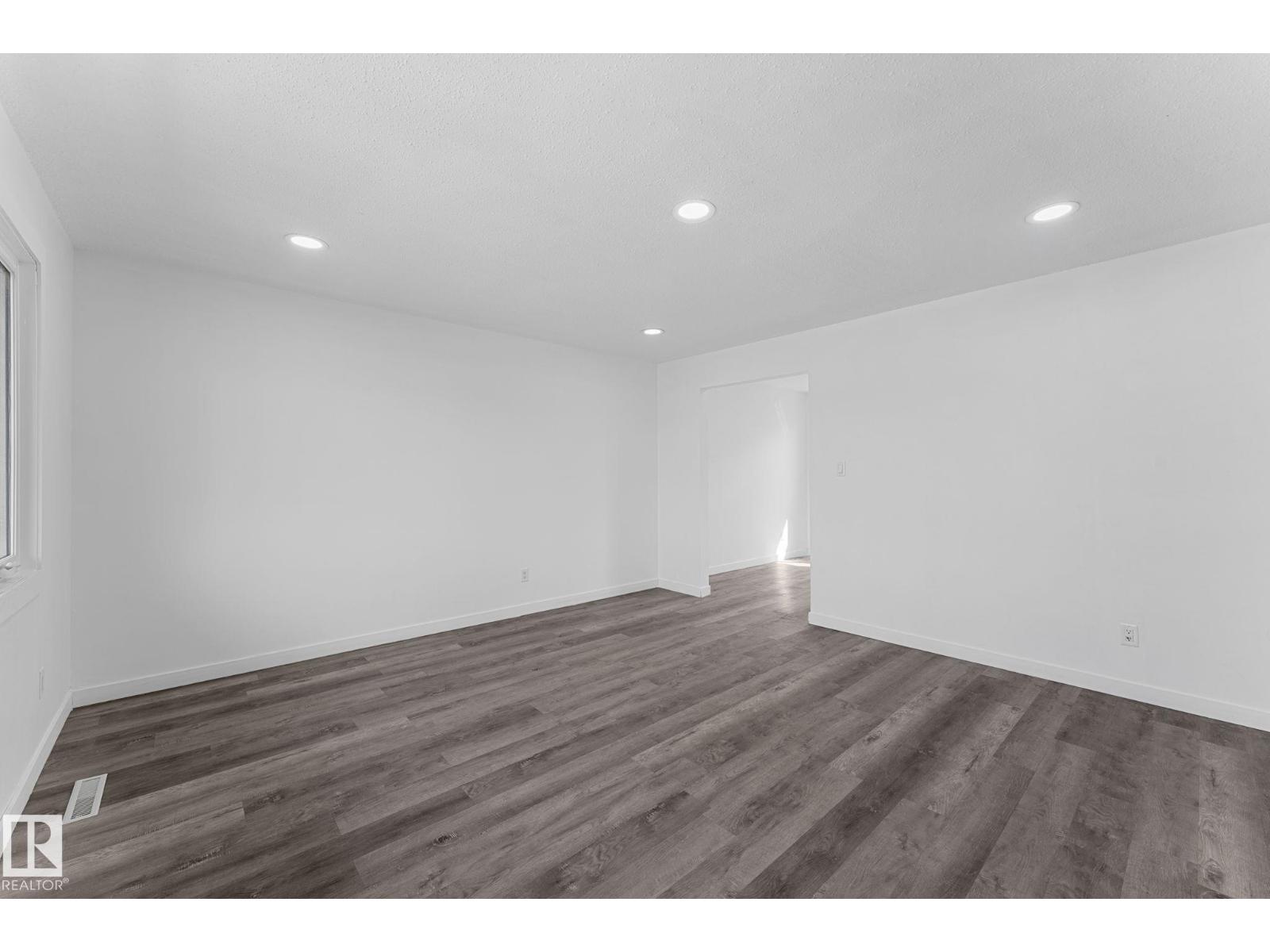 7823 136 Av Nw Property Photo 7