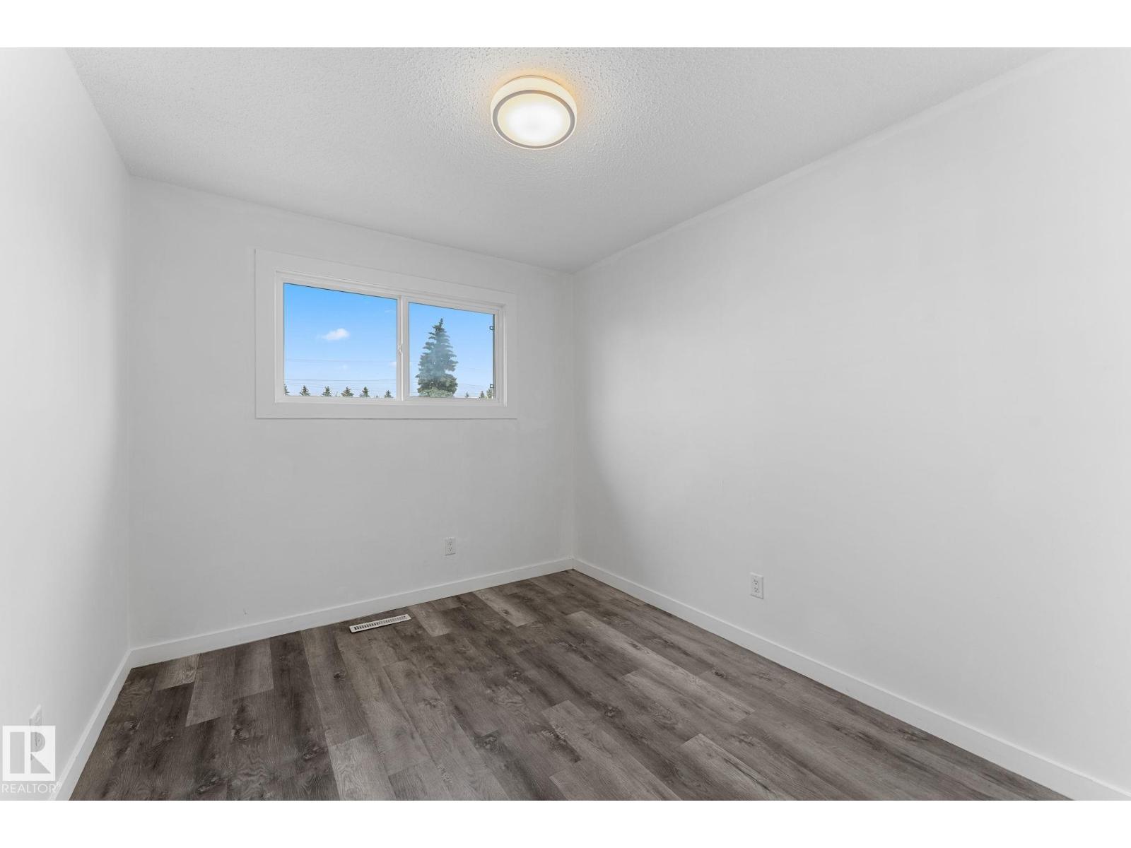 7823 136 Av Nw Property Photo 13