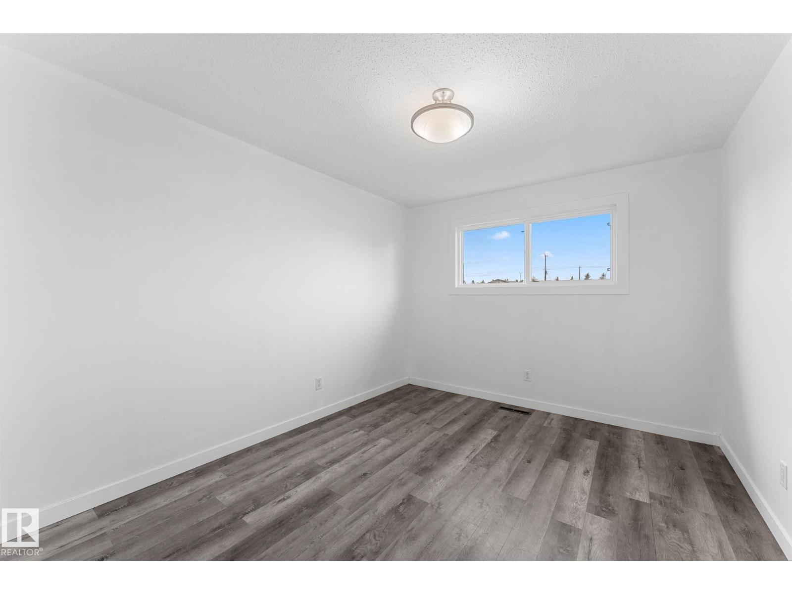 7823 136 Av Nw Property Photo 17