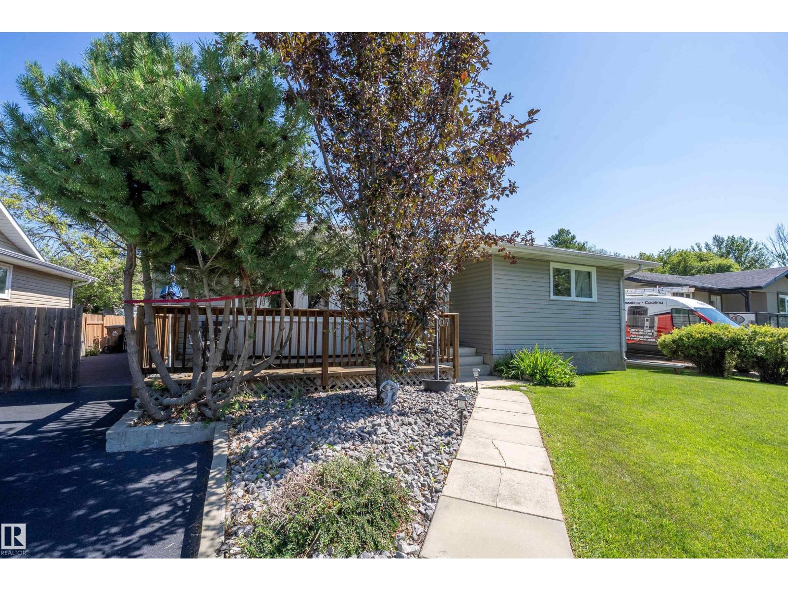5507 51 St Property Photo 2