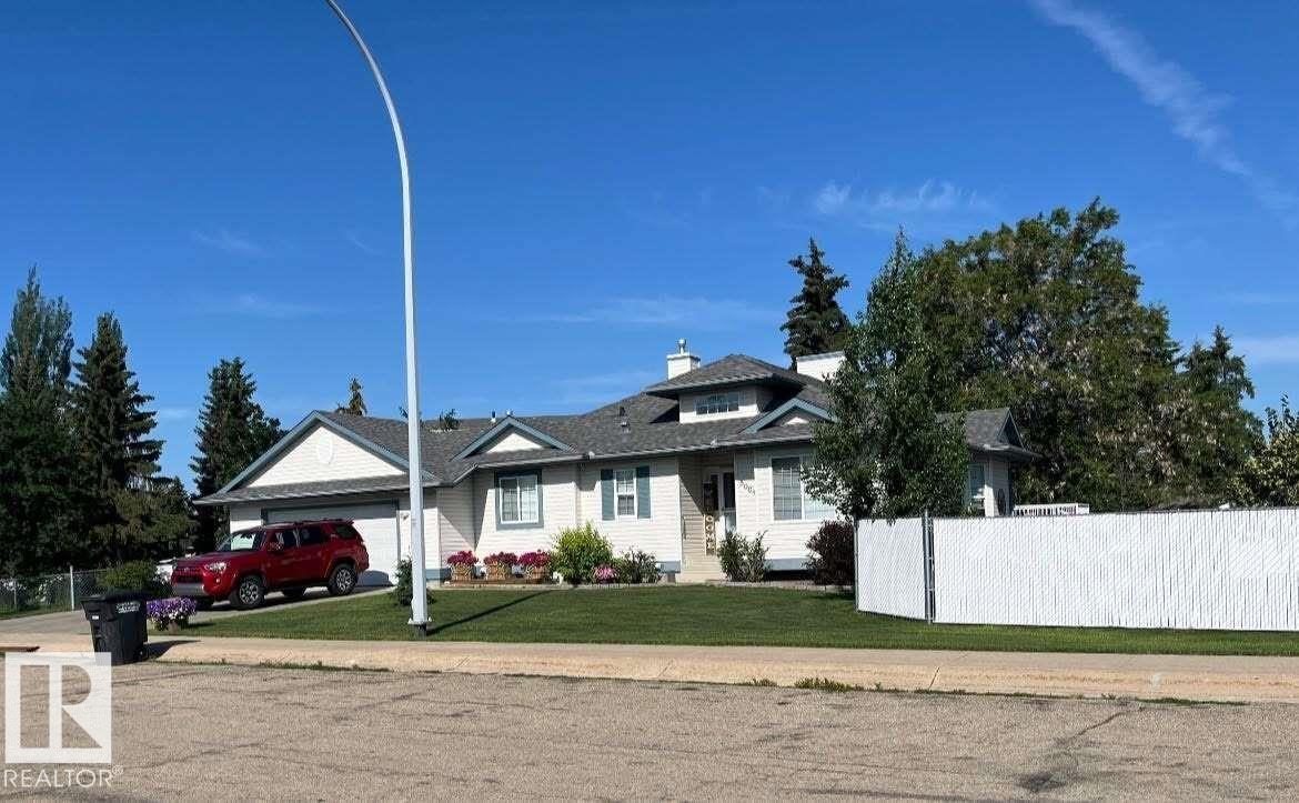 5004 53 St Property Photo 1