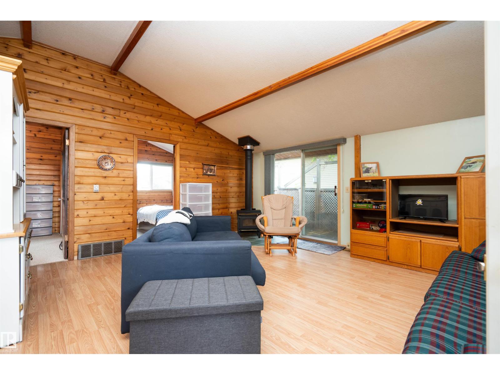 5011 38 Street Property Photo 5