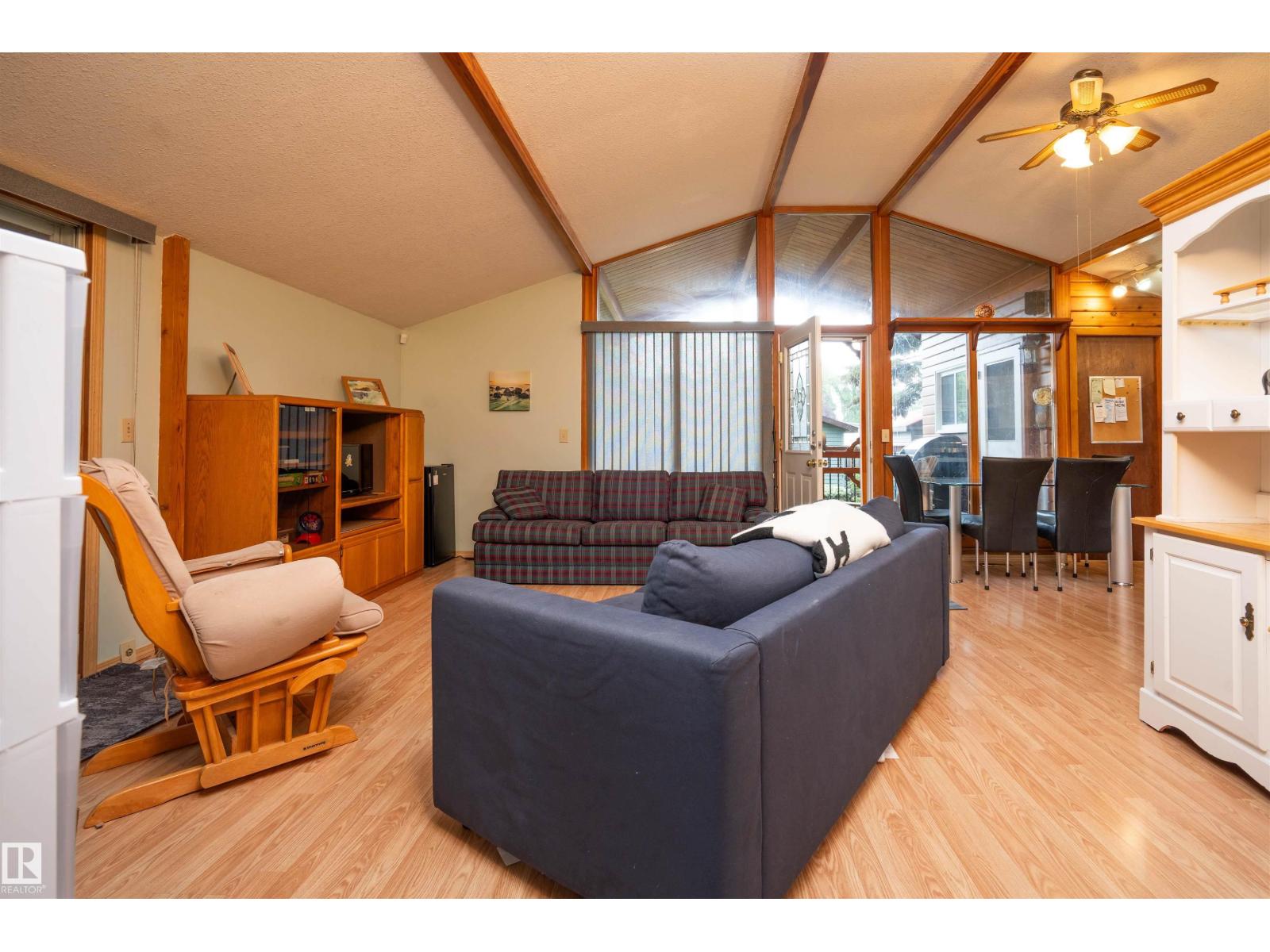 5011 38 Street Property Photo 6