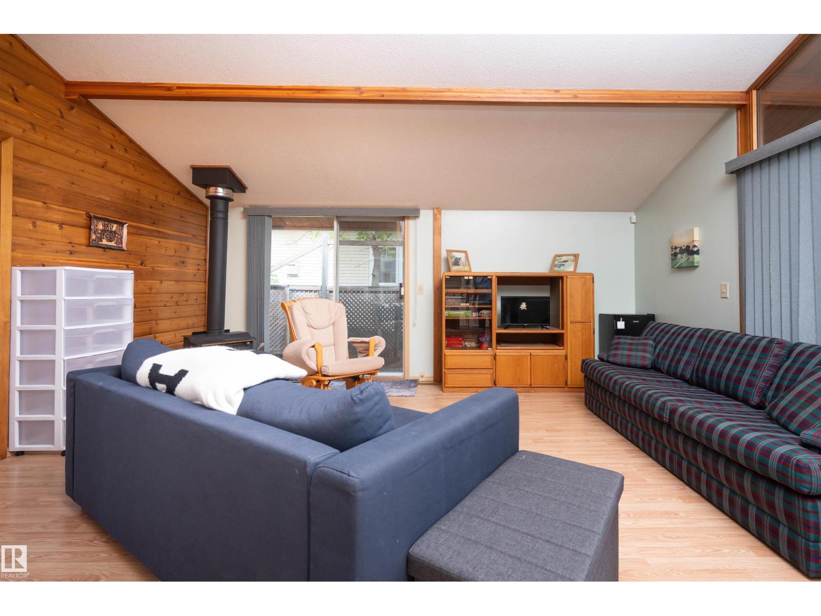 5011 38 Street Property Photo 8