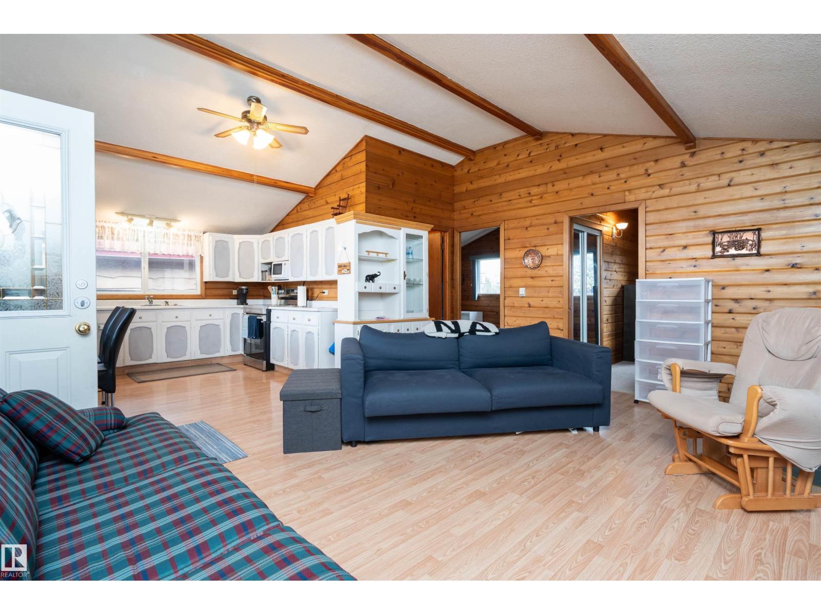 5011 38 Street Property Photo 9
