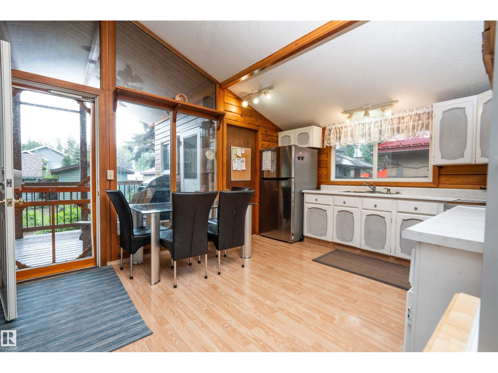 5011 38 Street Property Photo 10