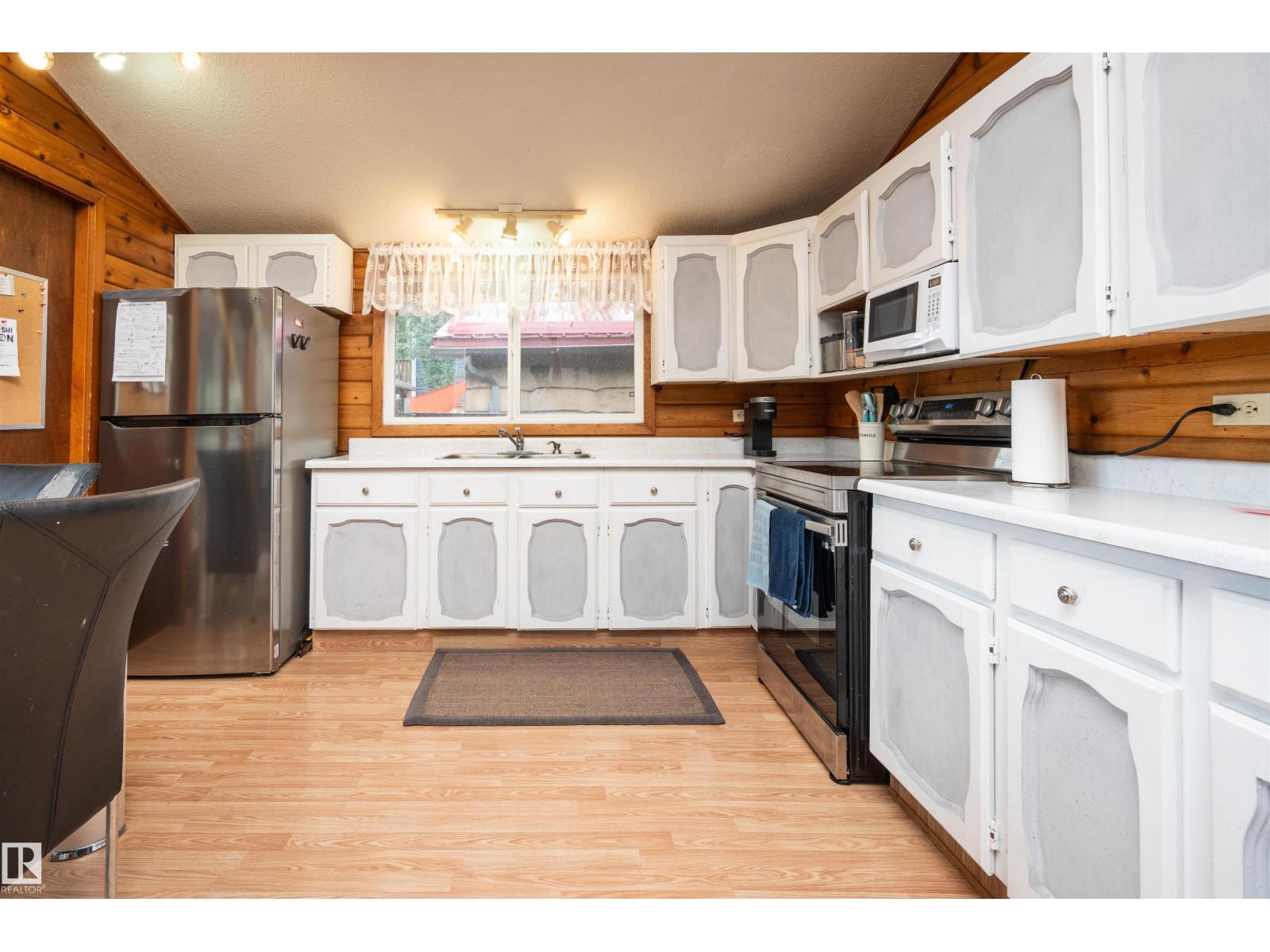 5011 38 Street Property Photo 11