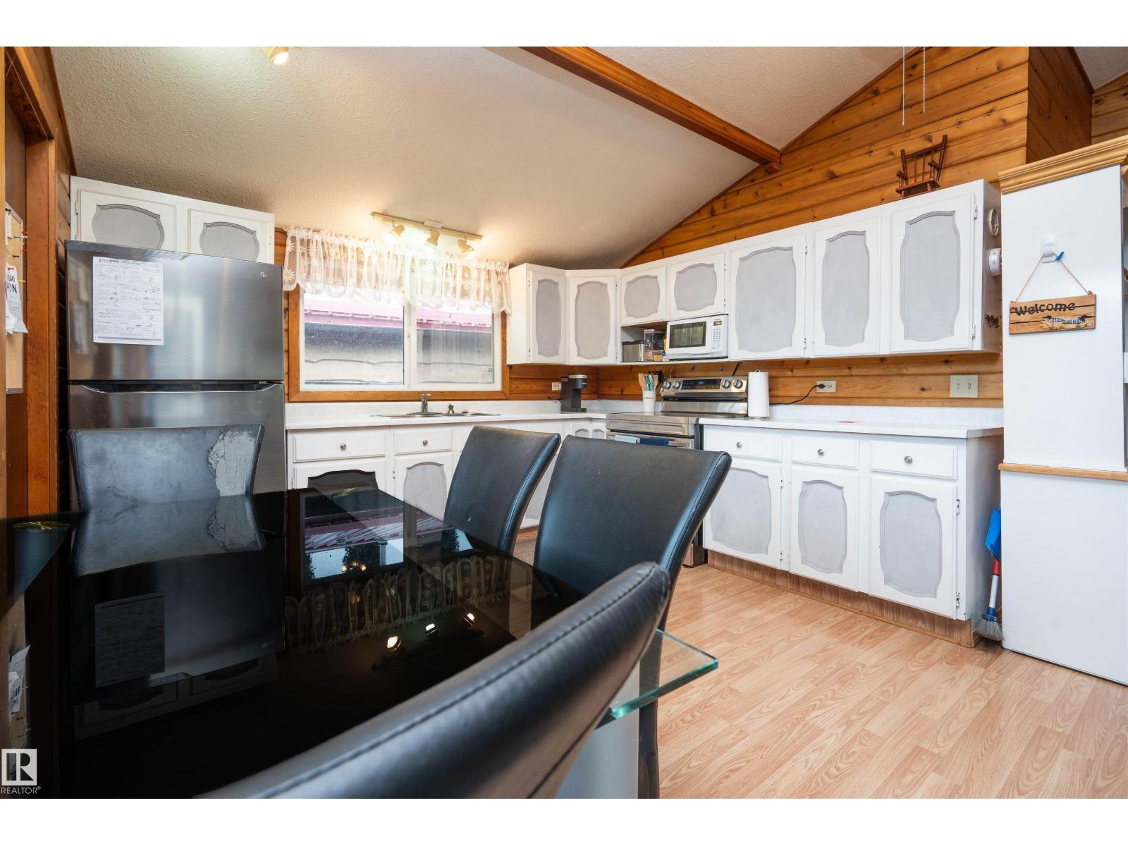 5011 38 Street Property Photo 12