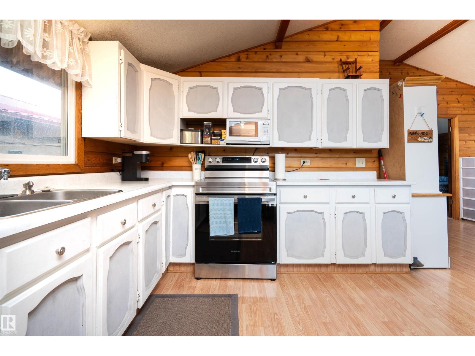 5011 38 Street Property Photo 13