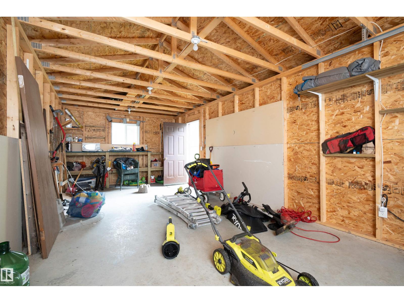 5011 38 Street Property Photo 22