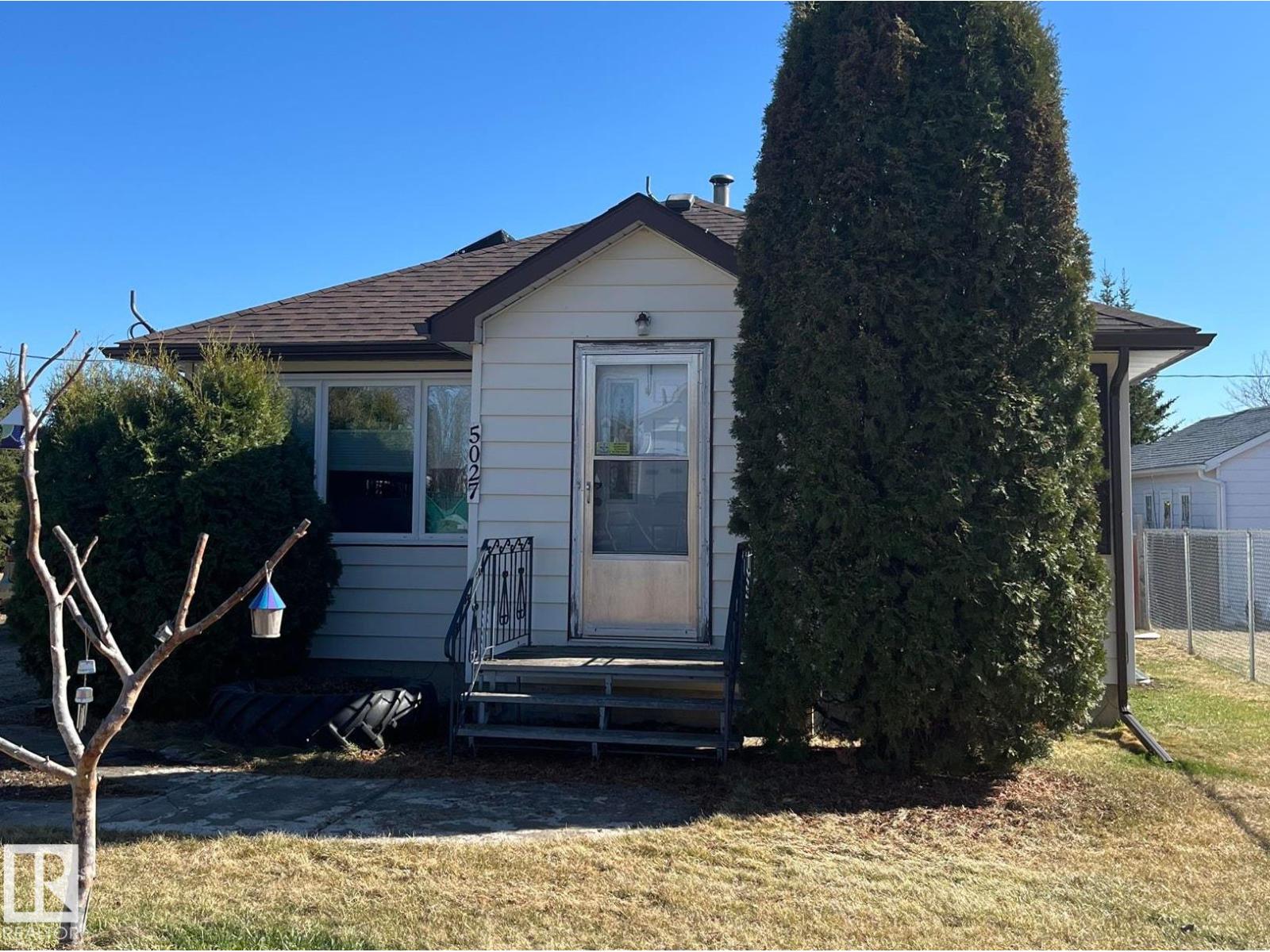 5027 49 Ave Property Photo 1