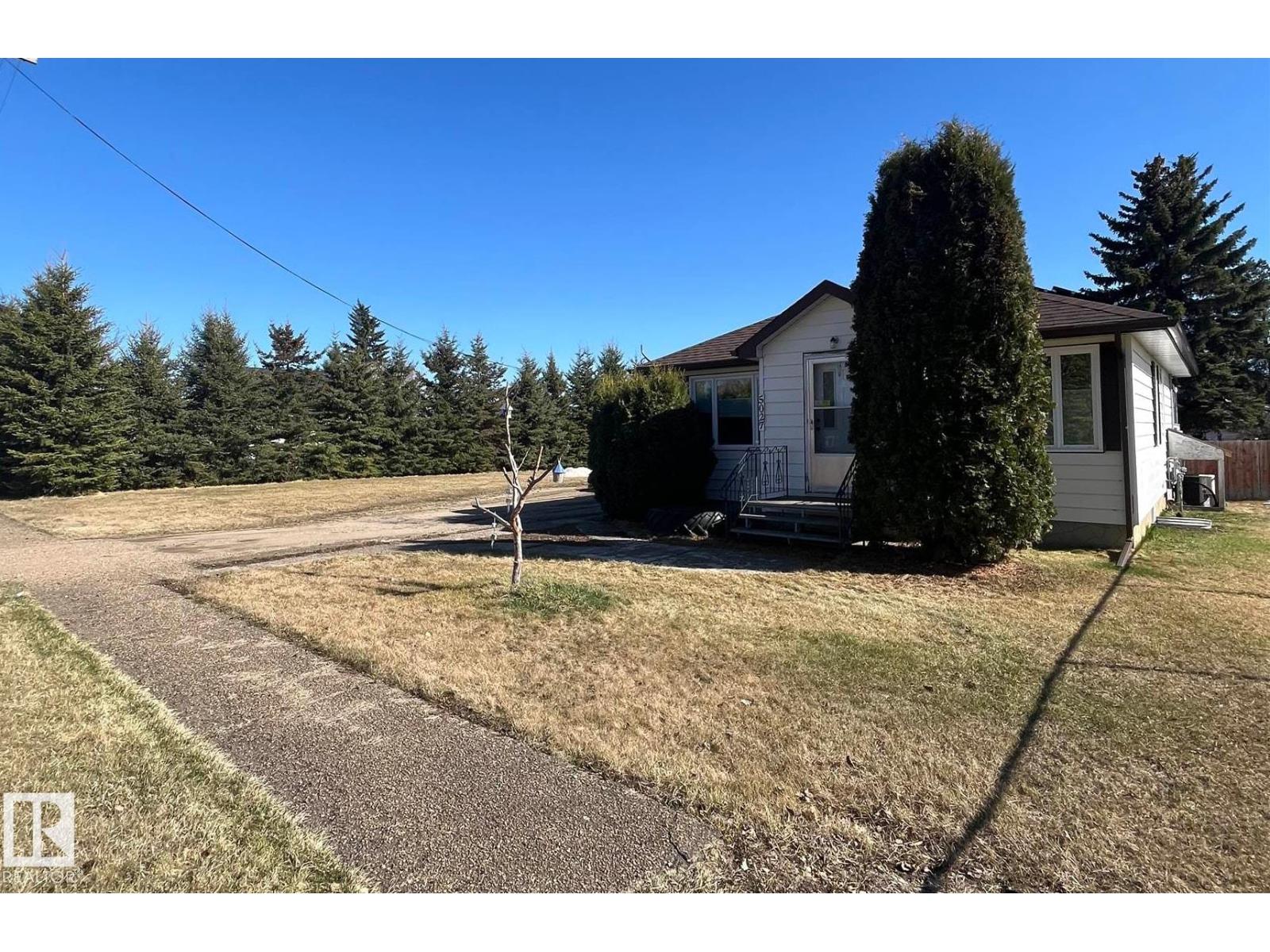 5027 49 Ave Property Photo 2