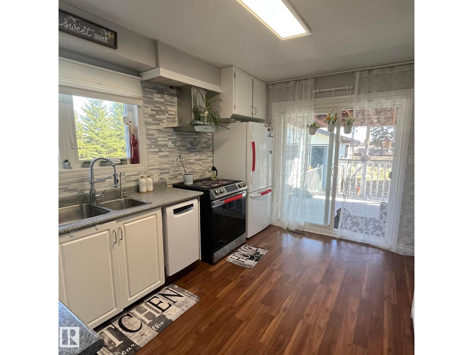 5027 49 Ave Property Photo 14