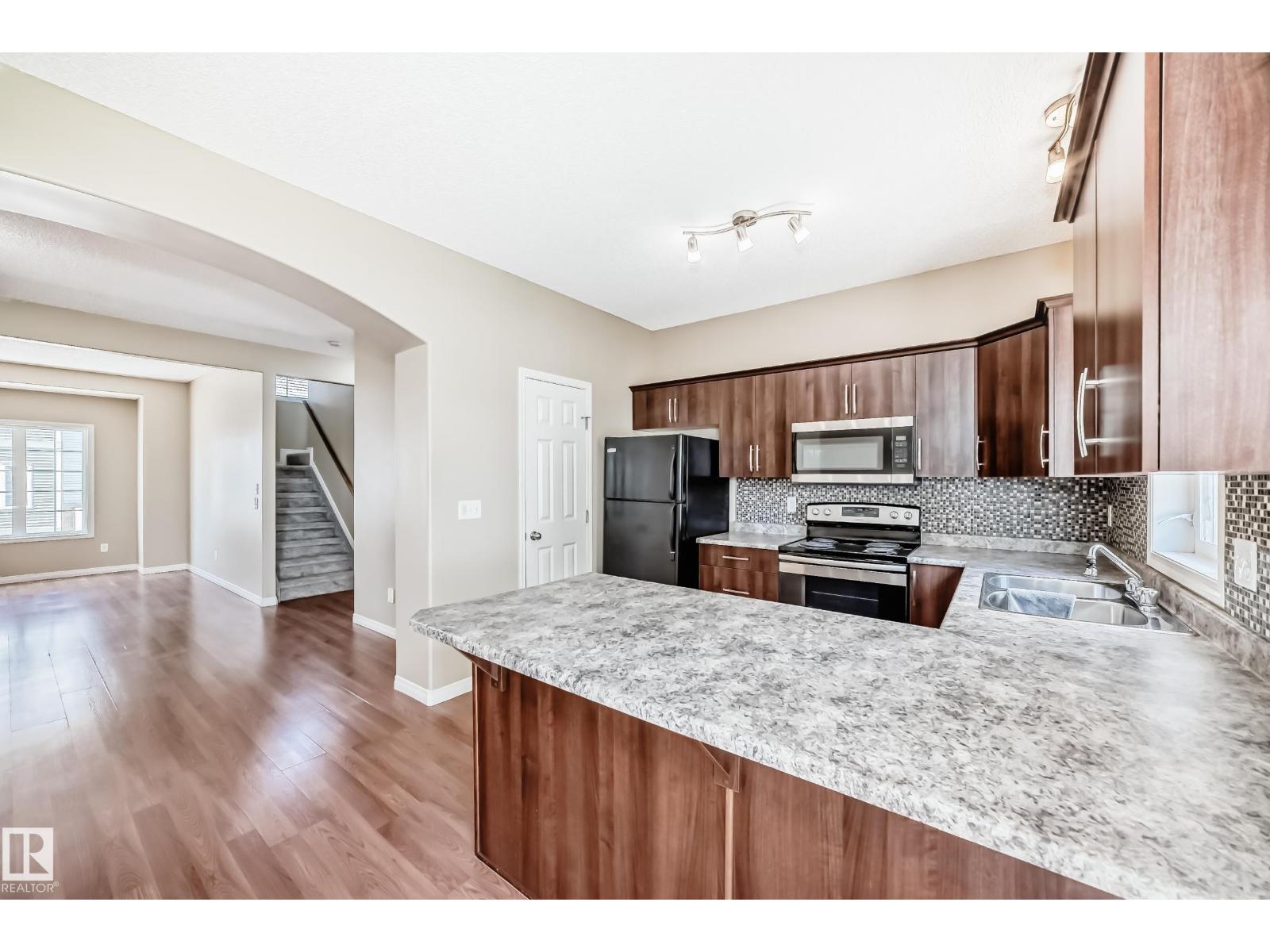 #4 5102 30 Av Property Photo 4