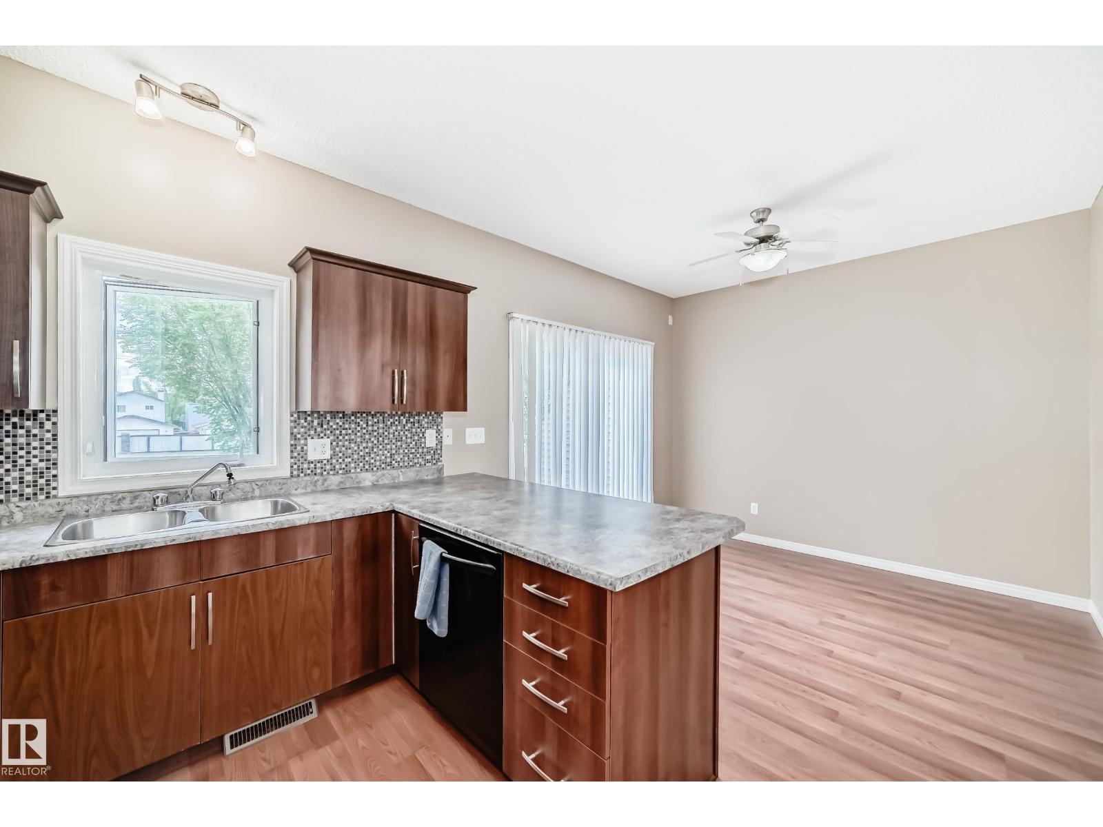 #4 5102 30 Av Property Photo 5