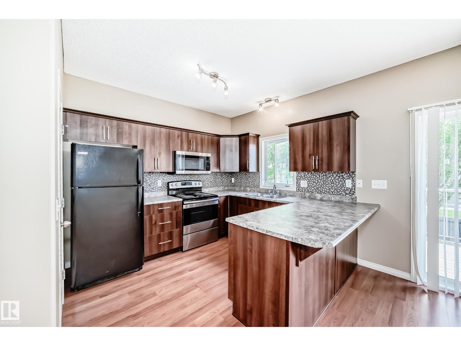 #4 5102 30 Av Property Photo 6