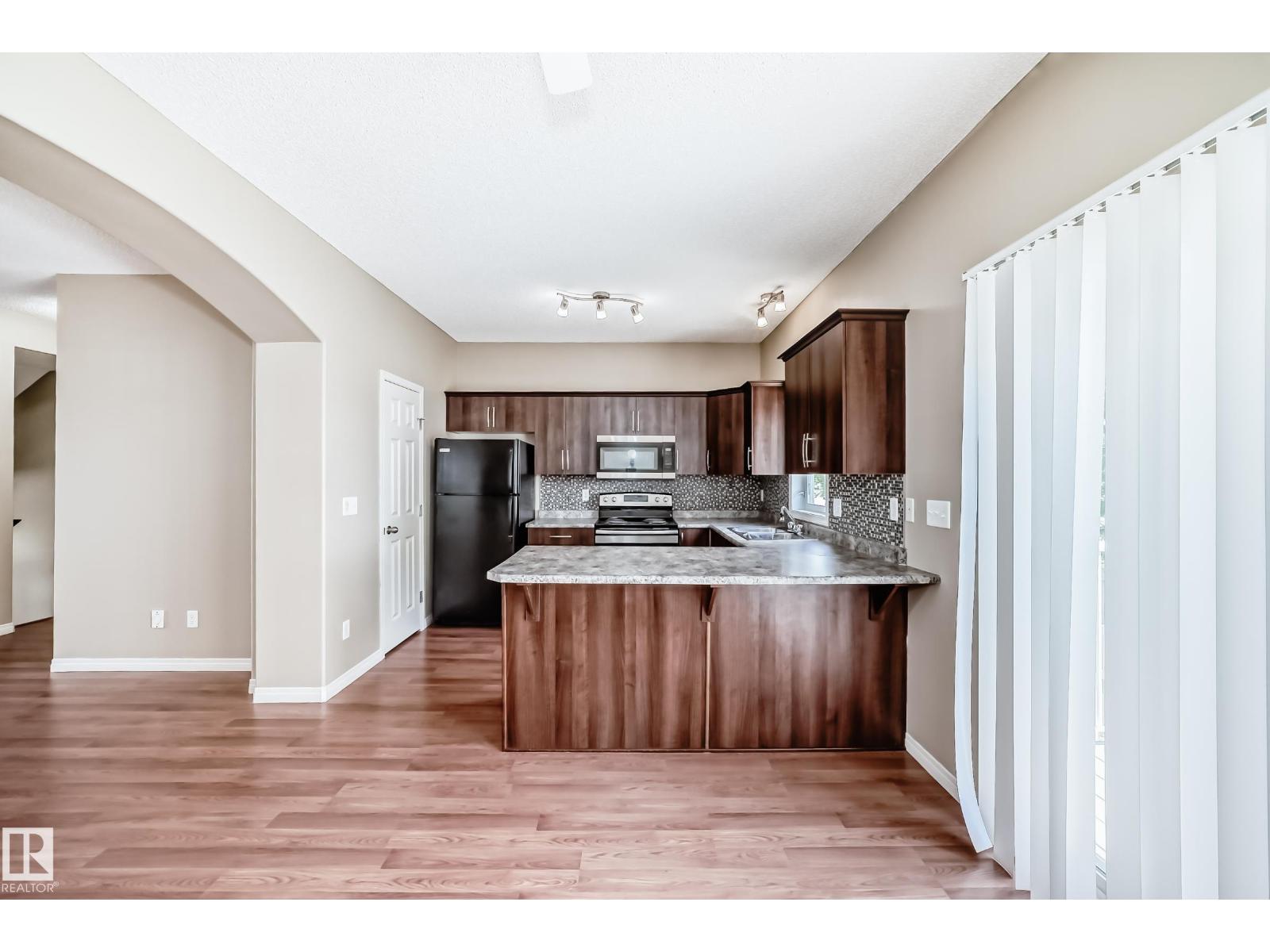 #4 5102 30 Av Property Photo 7
