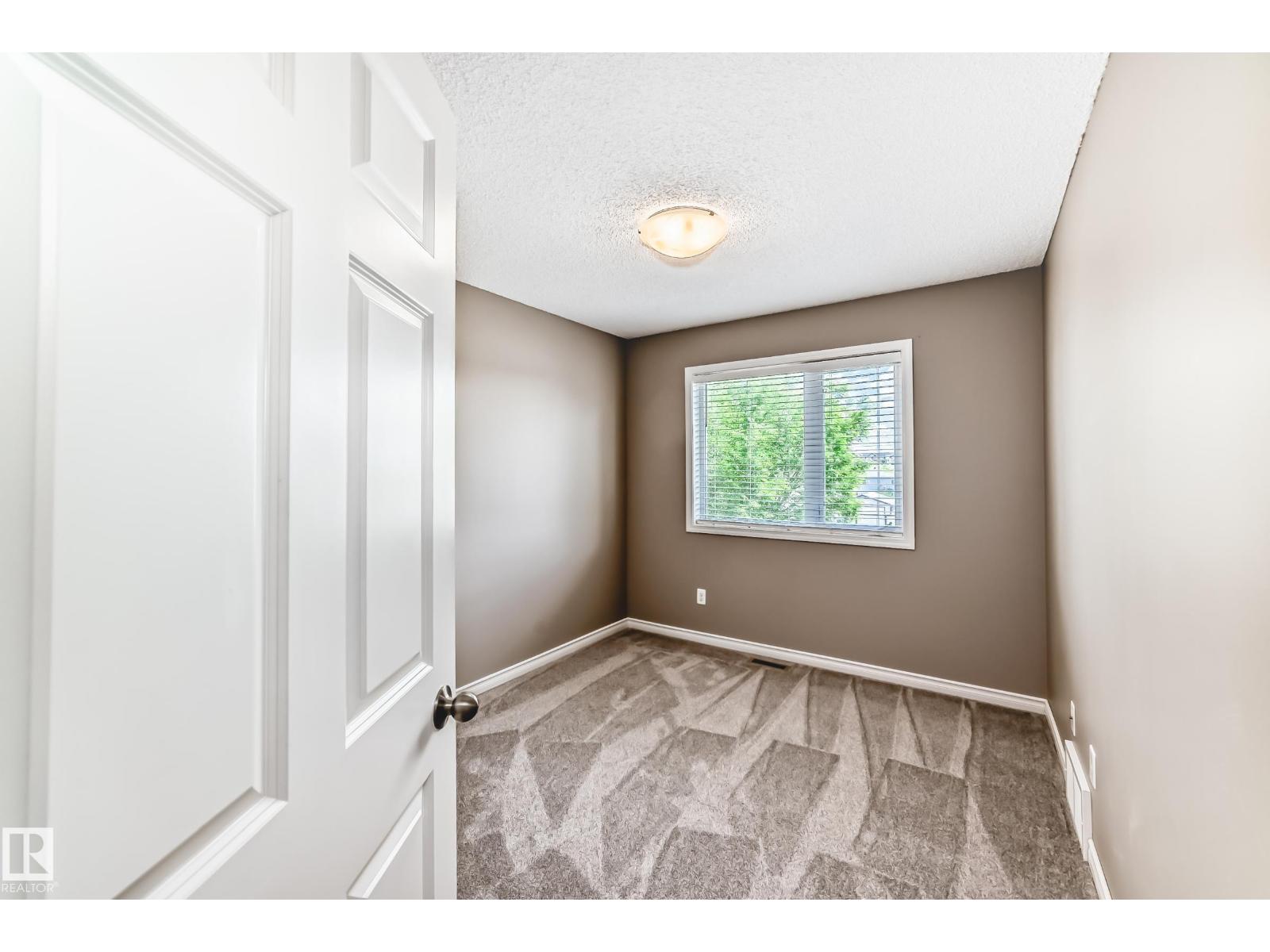 #4 5102 30 Av Property Photo 23