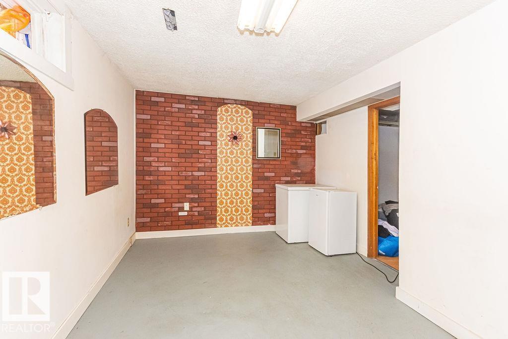 #5 14205 82 St Nw Property Photo 17
