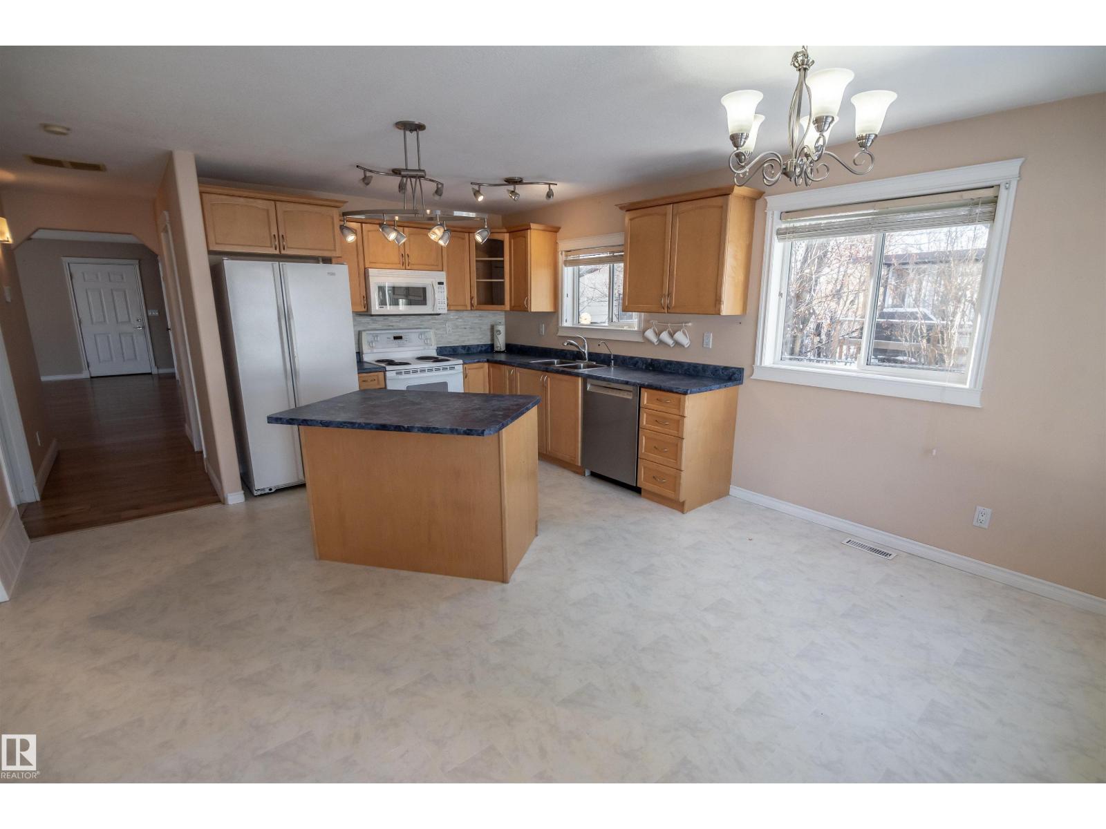 4824 50a St Property Photo 4