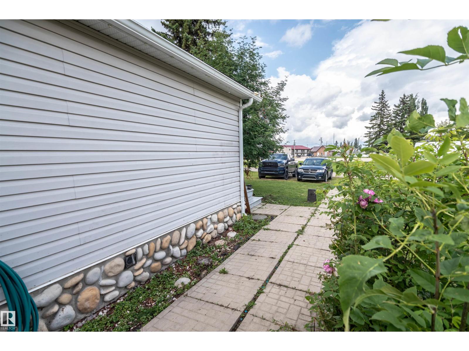 4824 50a St Property Photo 7