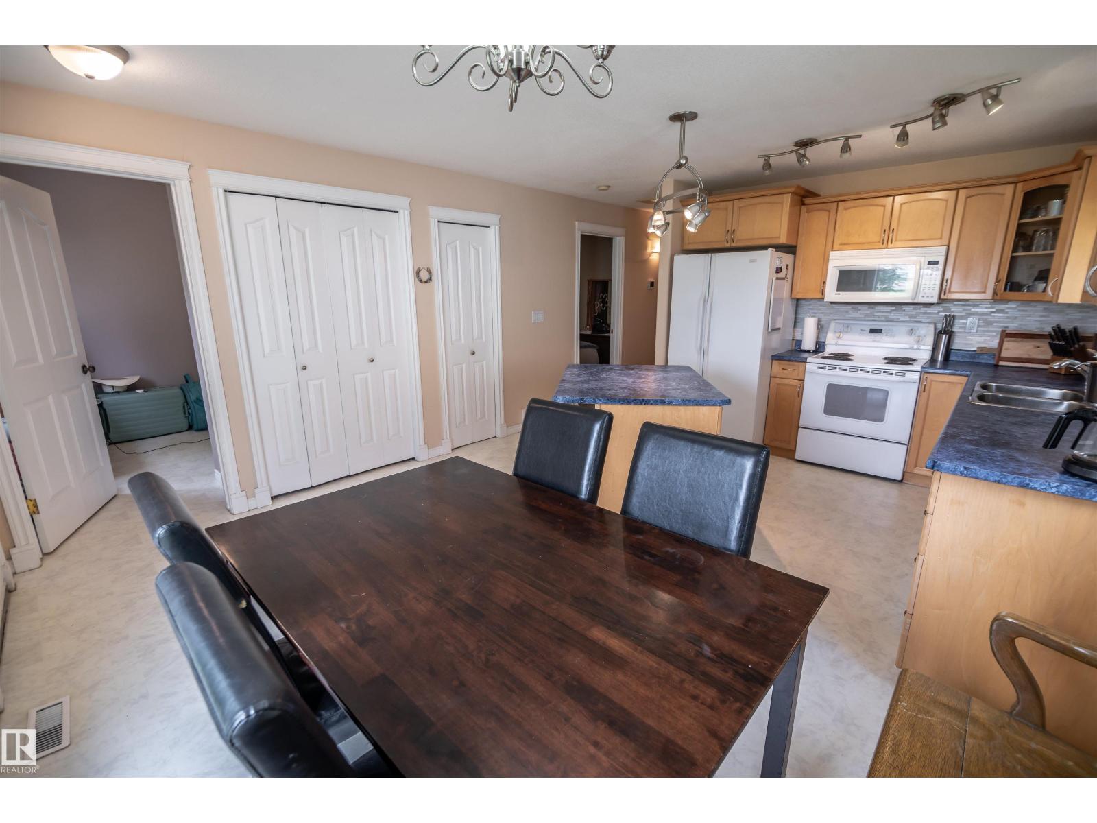 4824 50a St Property Photo 13