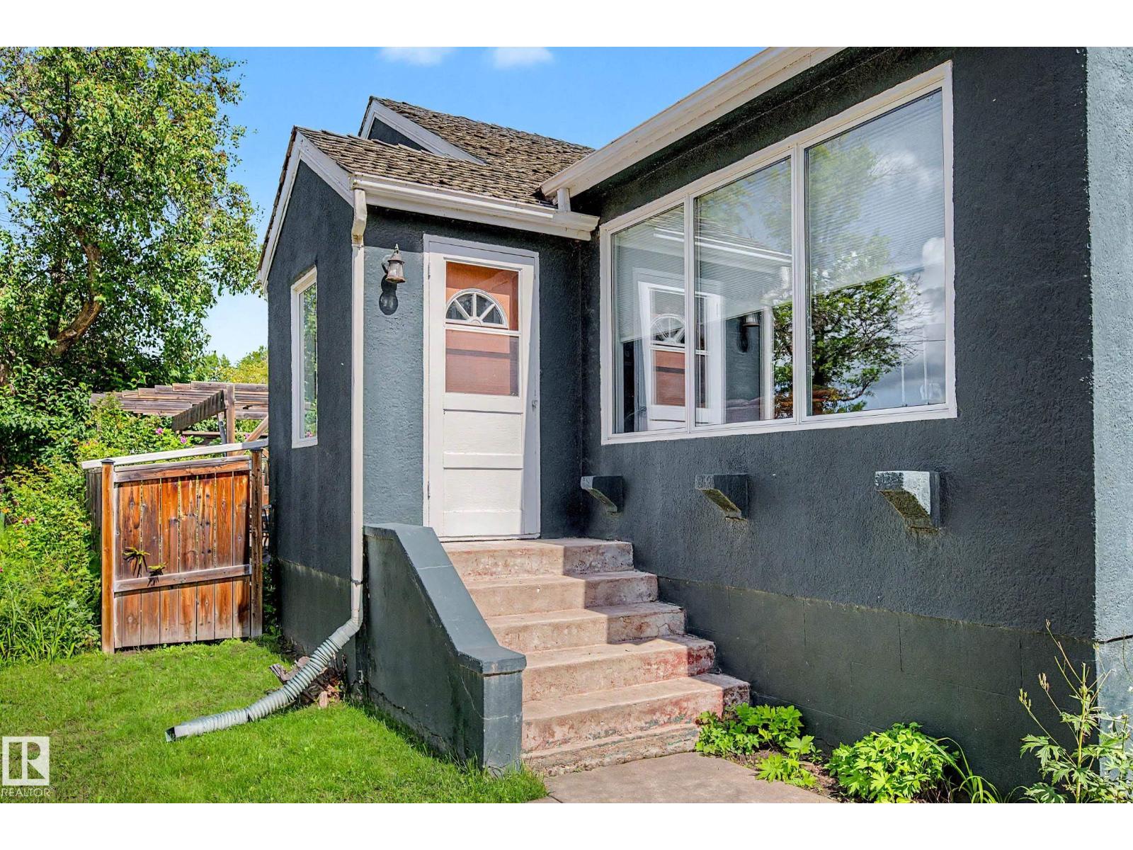 5320 49 Av Property Photo 3