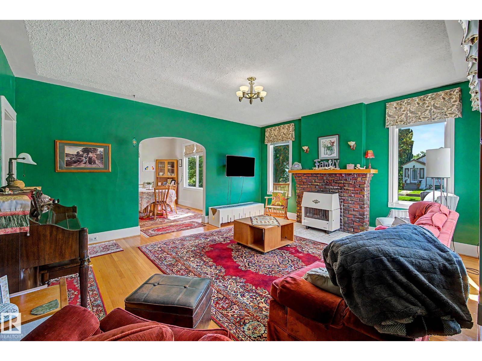 5320 49 Av Property Photo 7