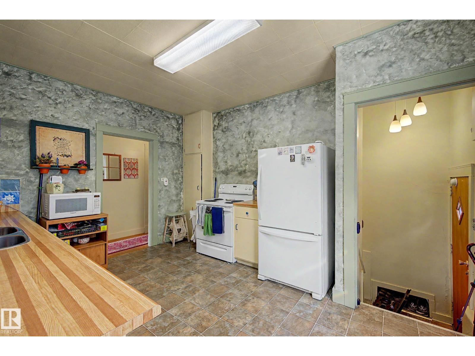 5320 49 Av Property Photo 14