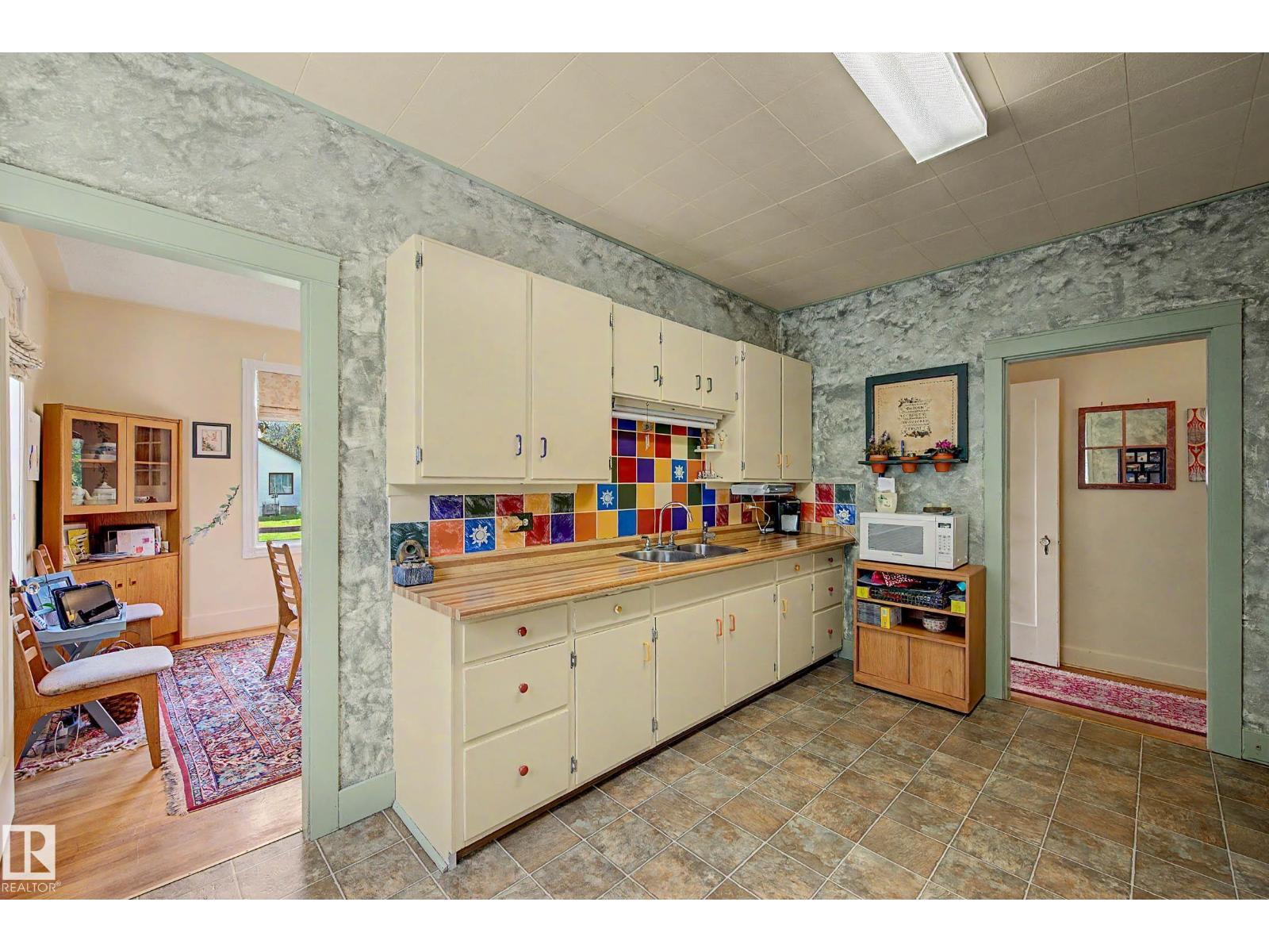 5320 49 Av Property Photo 15