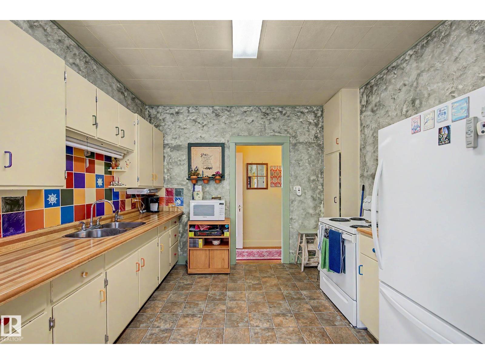 5320 49 Av Property Photo 16