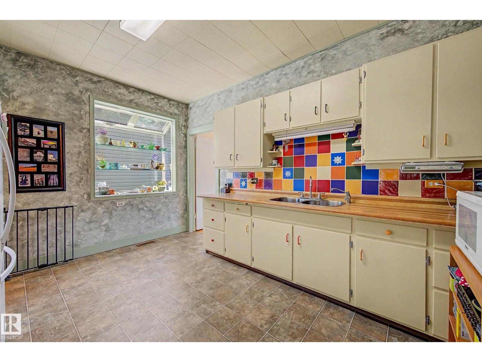 5320 49 Av Property Photo 18
