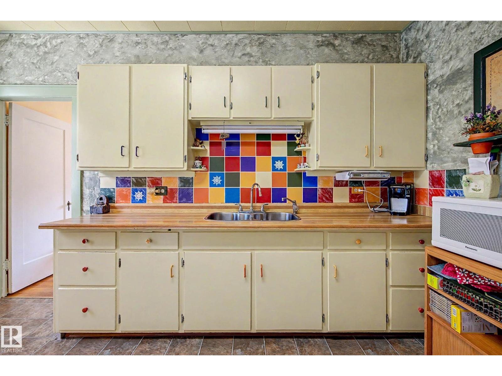 5320 49 Av Property Photo 19