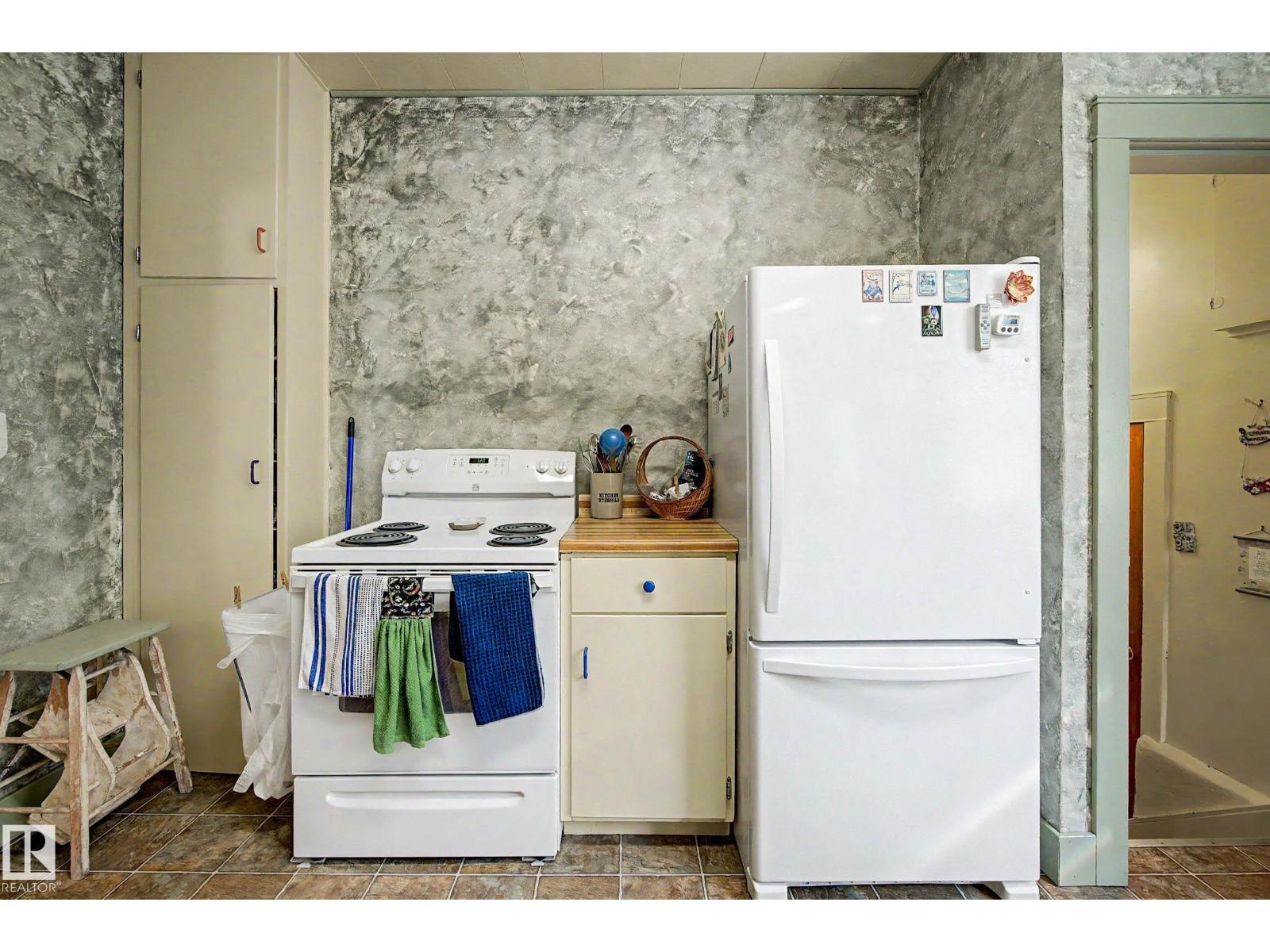 5320 49 Av Property Photo 20