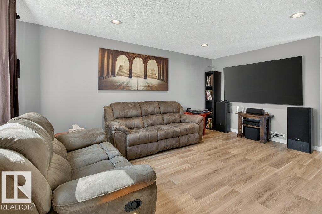 4624 36 Av Nw Property Photo 2