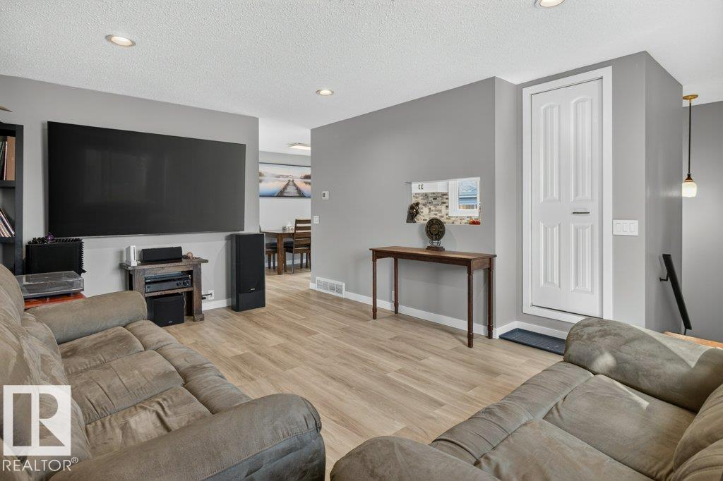 4624 36 Av Nw Property Photo 3