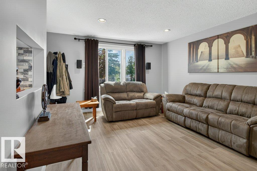 4624 36 Av Nw Property Photo 4