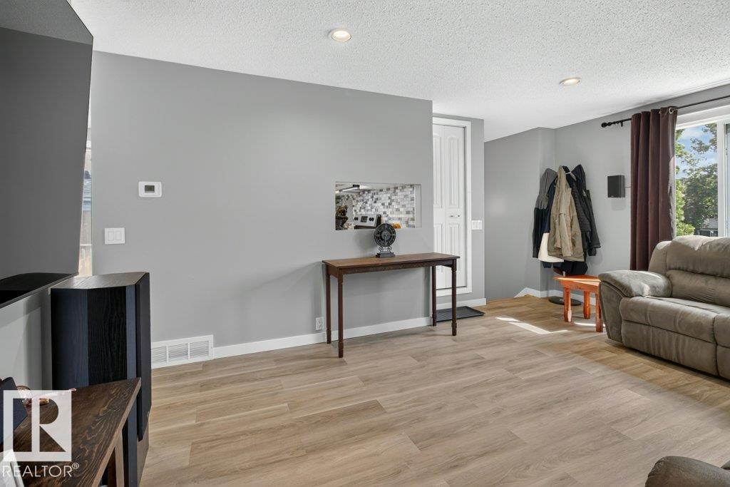 4624 36 Av Nw Property Photo 6