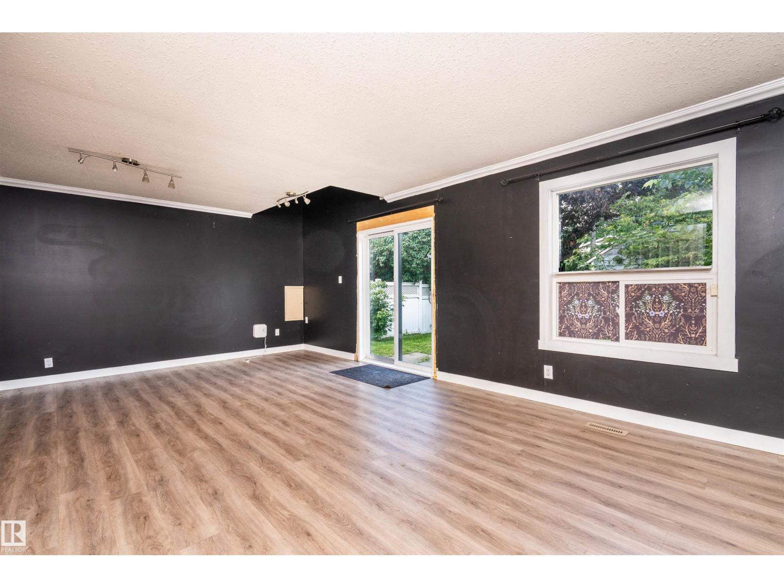 10330 76 St Nw Property Photo 4