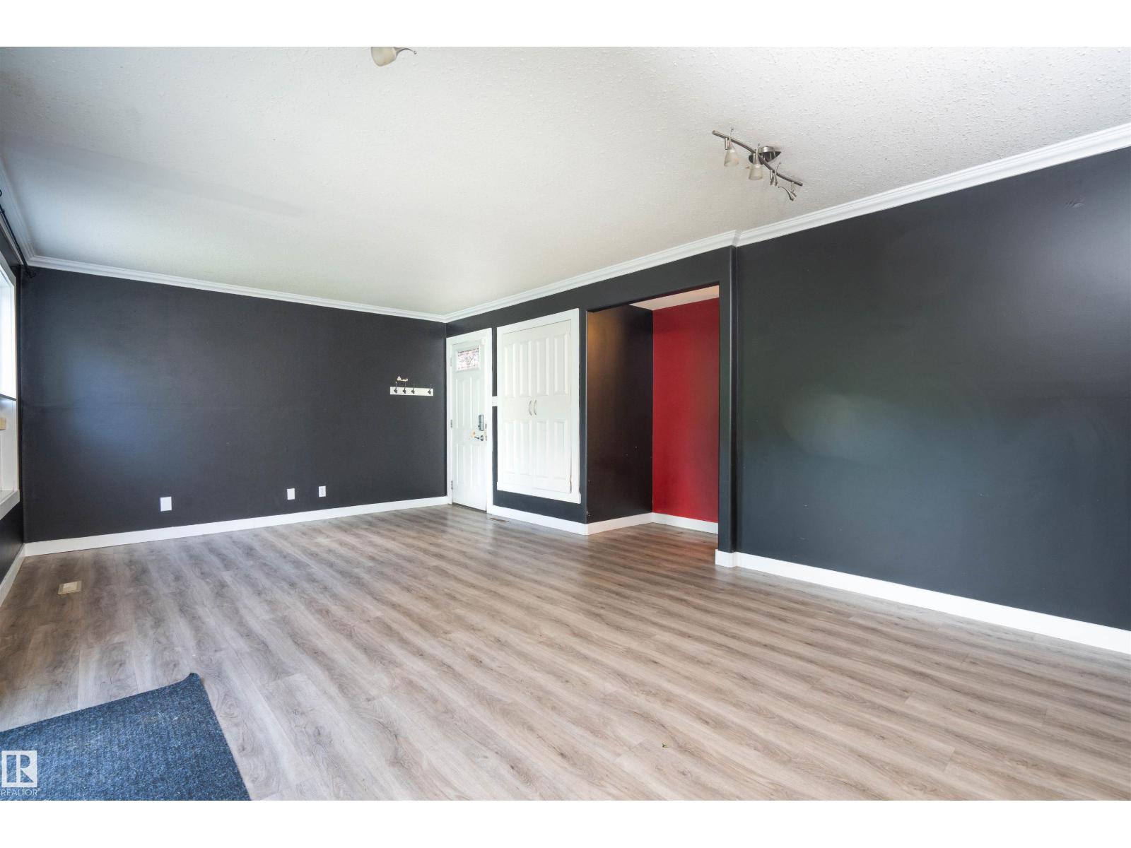 10330 76 St Nw Property Photo 5
