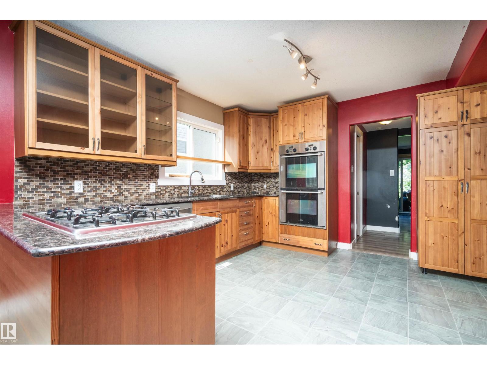 10330 76 St Nw Property Photo 7